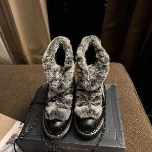 Tommy Hilfiger Women's Black and Gray Fur Winter Boots